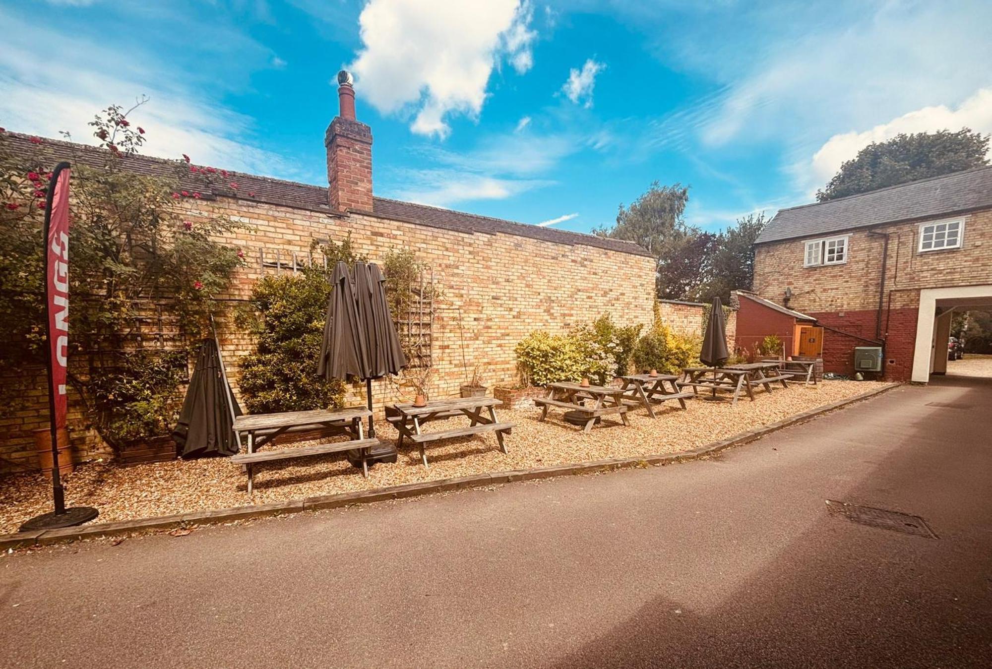 Longs Hotel & Inn Woburn Exterior photo