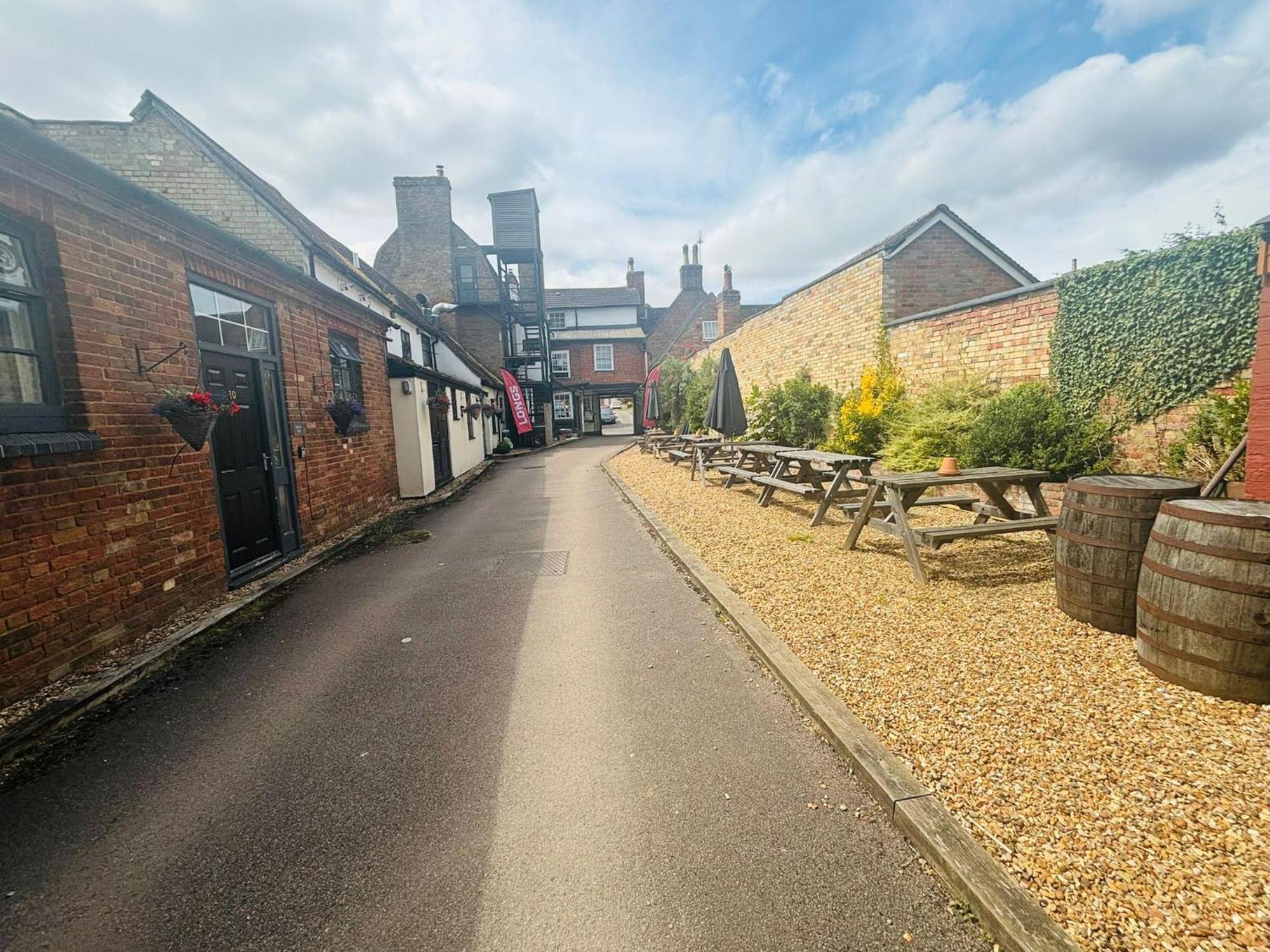 Longs Hotel & Inn Woburn Exterior photo