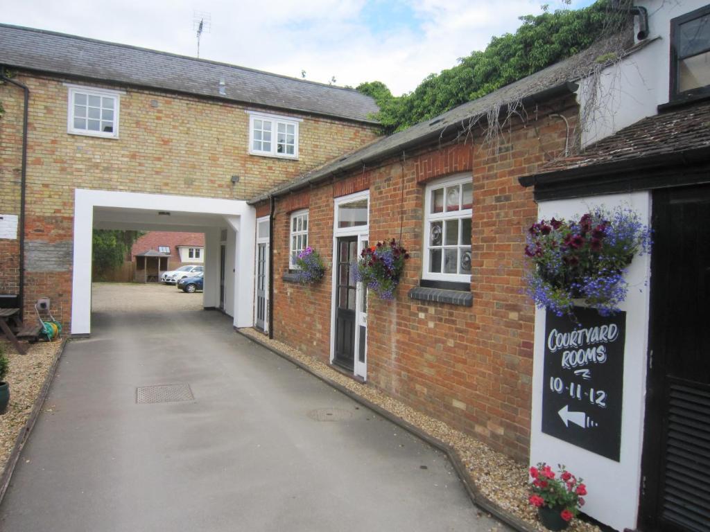 Longs Hotel & Inn Woburn Exterior photo